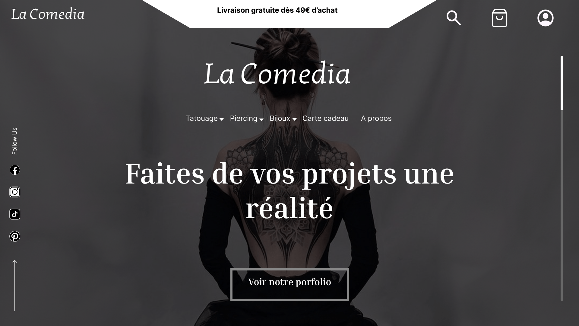 Design d'un site web moderne pour La Comedia, boutique spécialisée en tatouage, piercing et bijoux. Image mettant en avant un dos tatoué avec un style élégant et minimaliste.